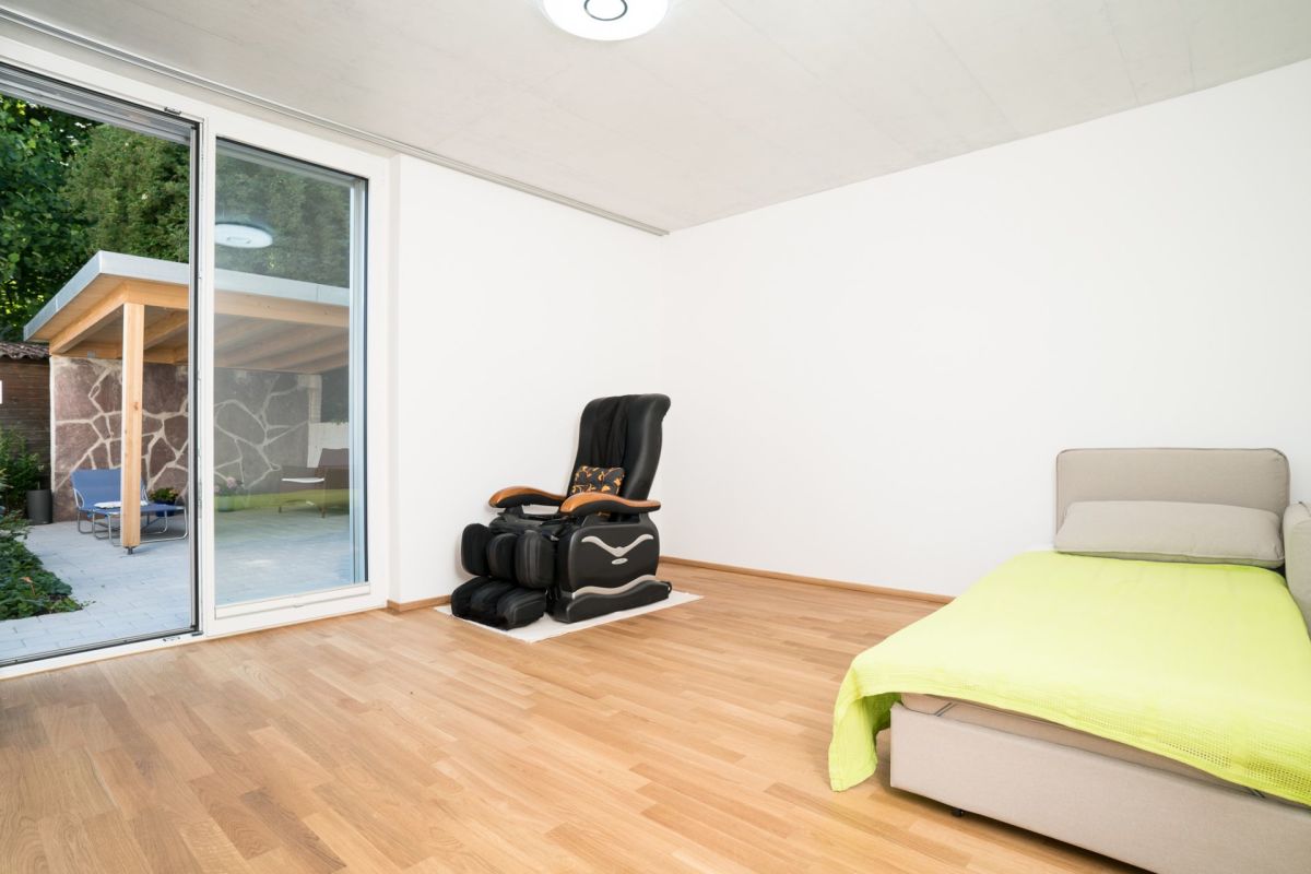 Helles Schlafzimmer mit Terrassenzugang
