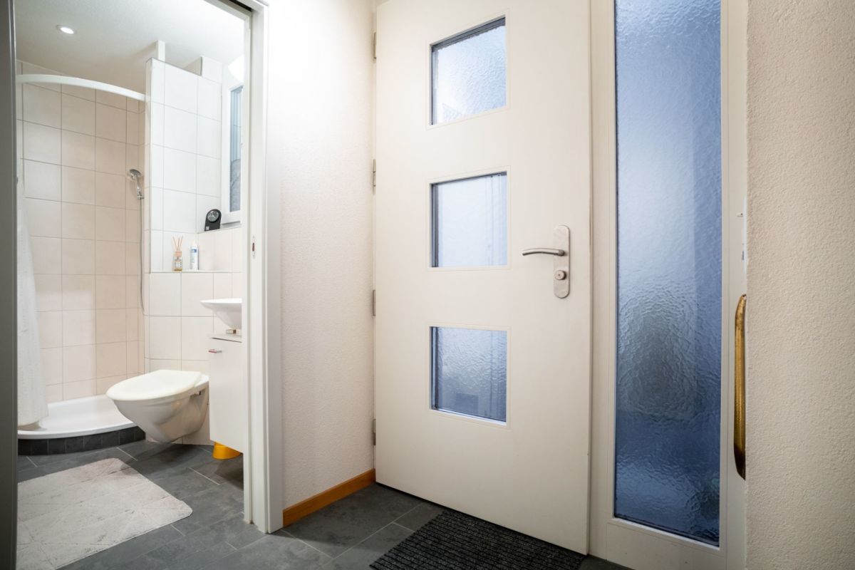 Eingangsbereich mit Blick ins Badezimmer