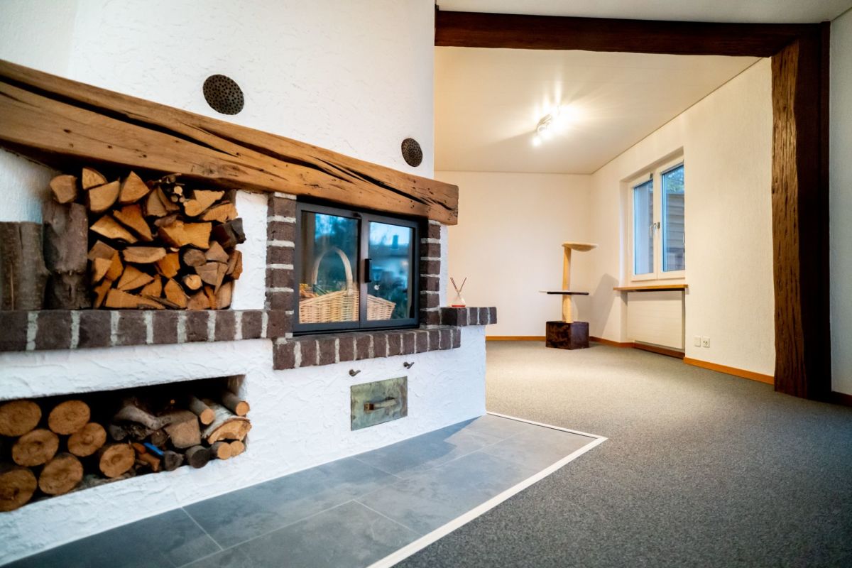 Wohnraum mit offenem Kamin