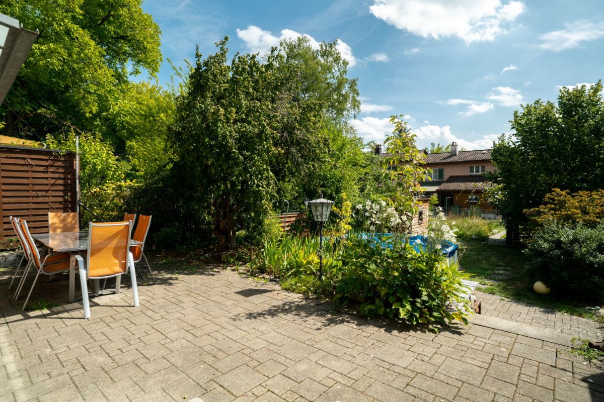 Garten mit Terrasse und Sitzgruppe