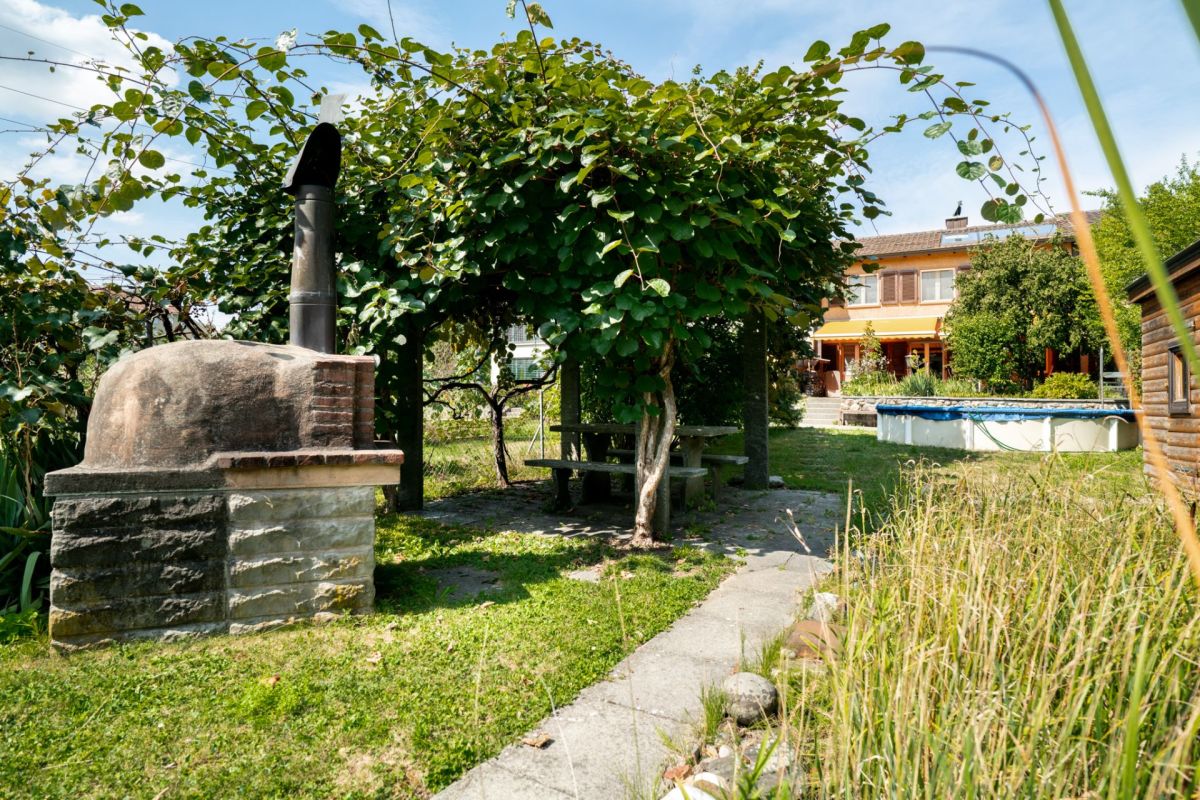 Garten mit gemauerter Außenküche und Pool