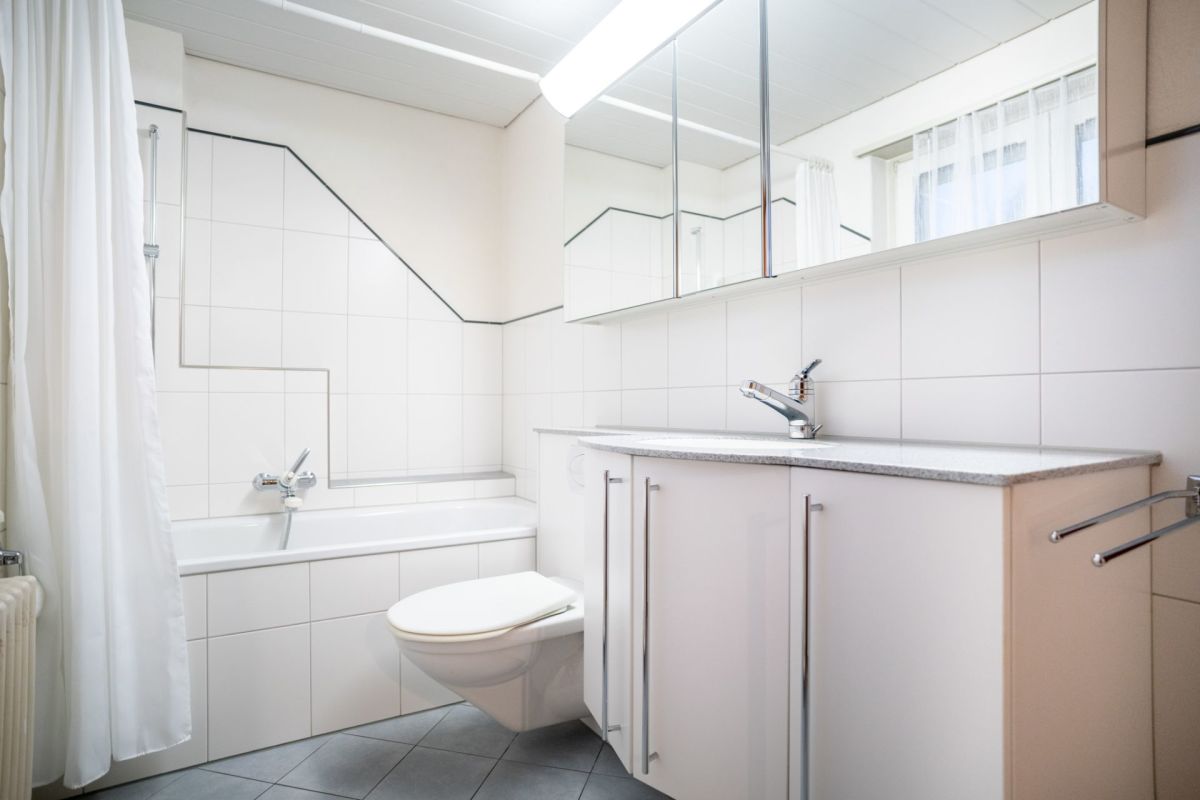 Helles Badezimmer mit Badewanne, WC und Waschtisch