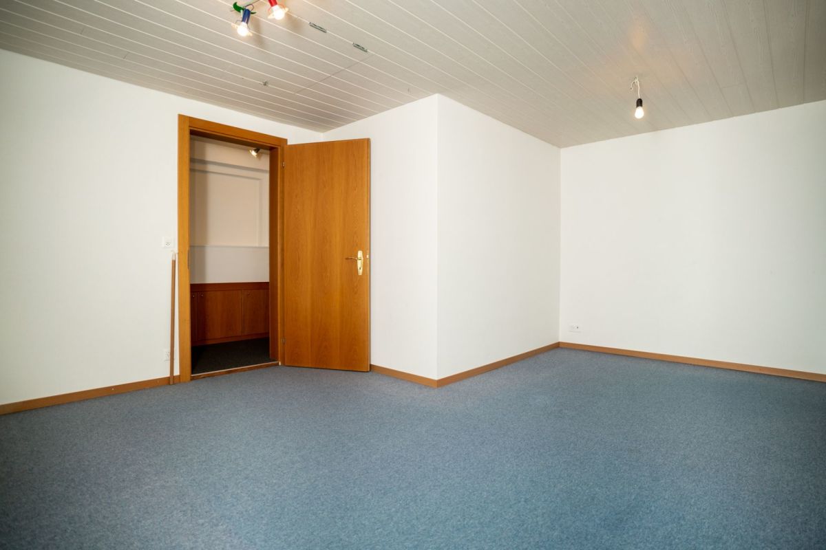 Leerer Innenraum mit offener Holztür