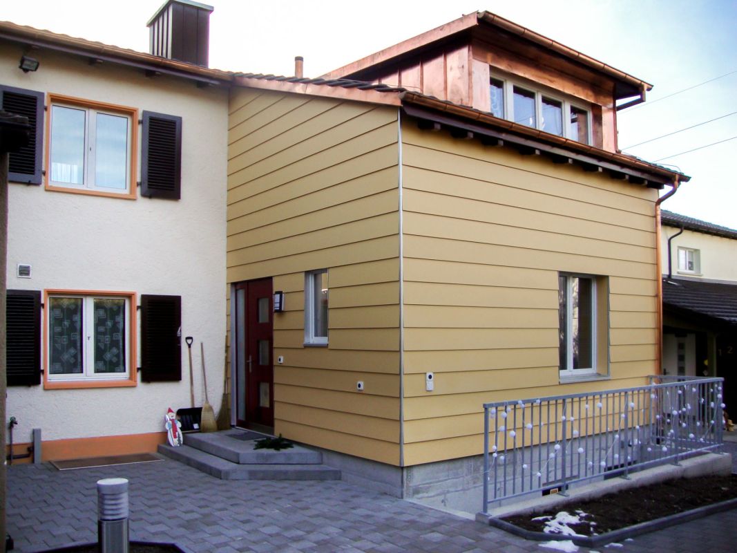 Außenansicht eines Hauses mit Anbau und Eingangsbereich
