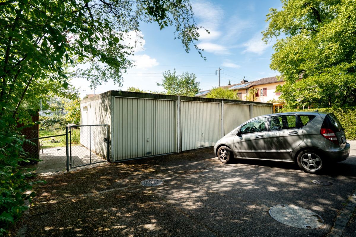 Außenbereich mit Garagen und geparktem Auto