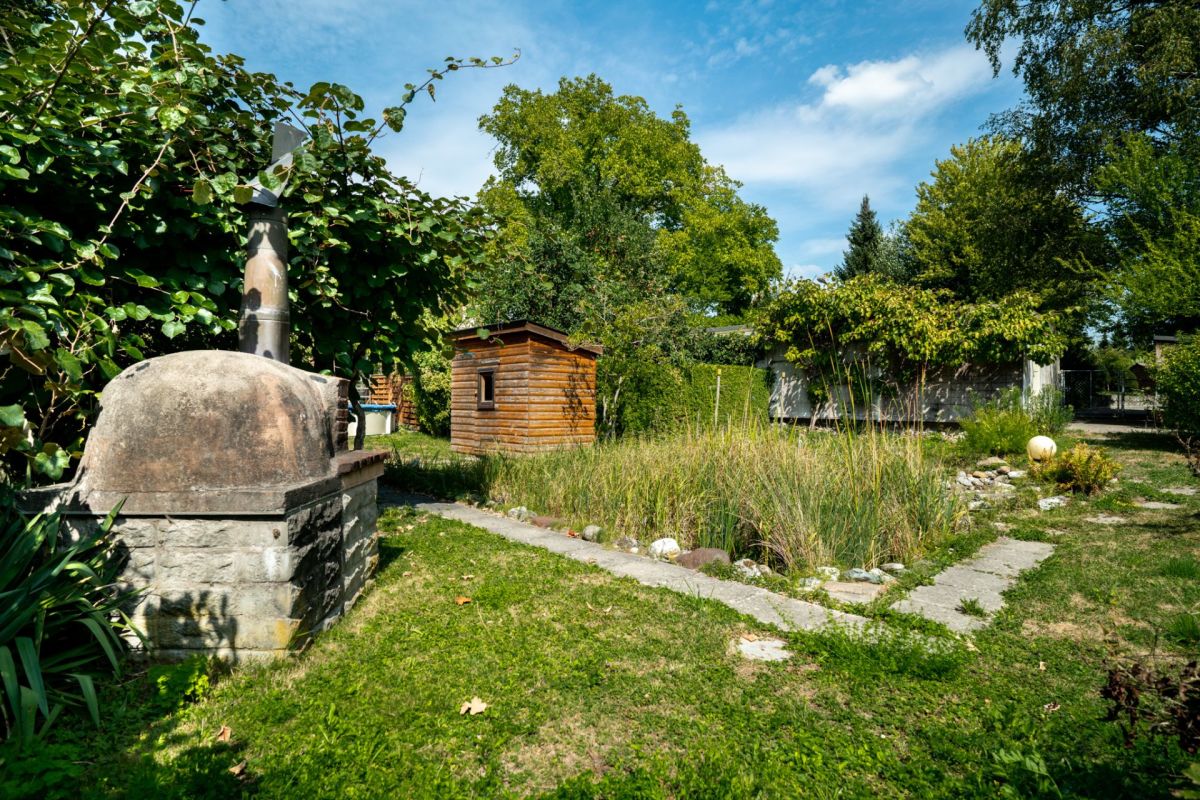 Garten mit gemauertem Ofen