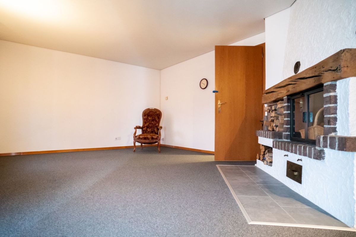 Wohnraum mit Kamin und offenem Platz
