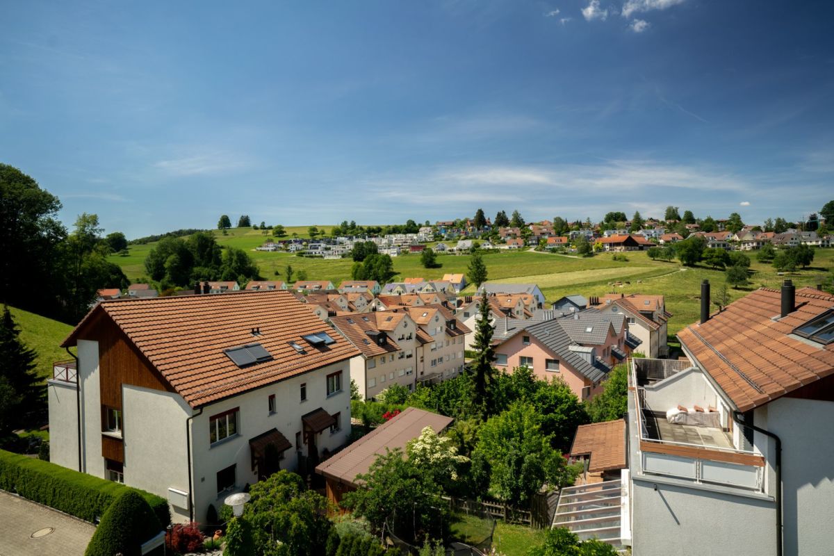 Wohnsiedlung mit Hügelblick