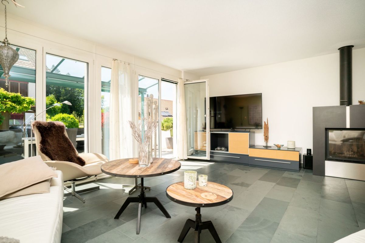 Wohnzimmer mit Kamin und Terrasse