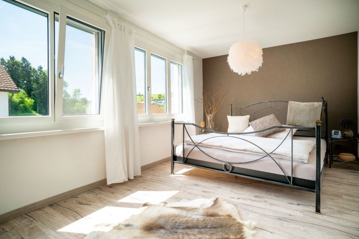 Helles Schlafzimmer mit großen Fenstern