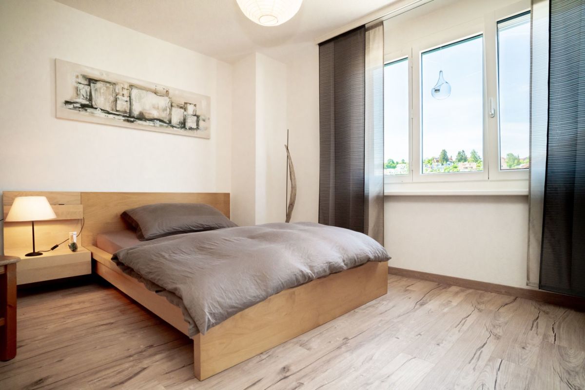 Modernes Schlafzimmer mit Fensterfront