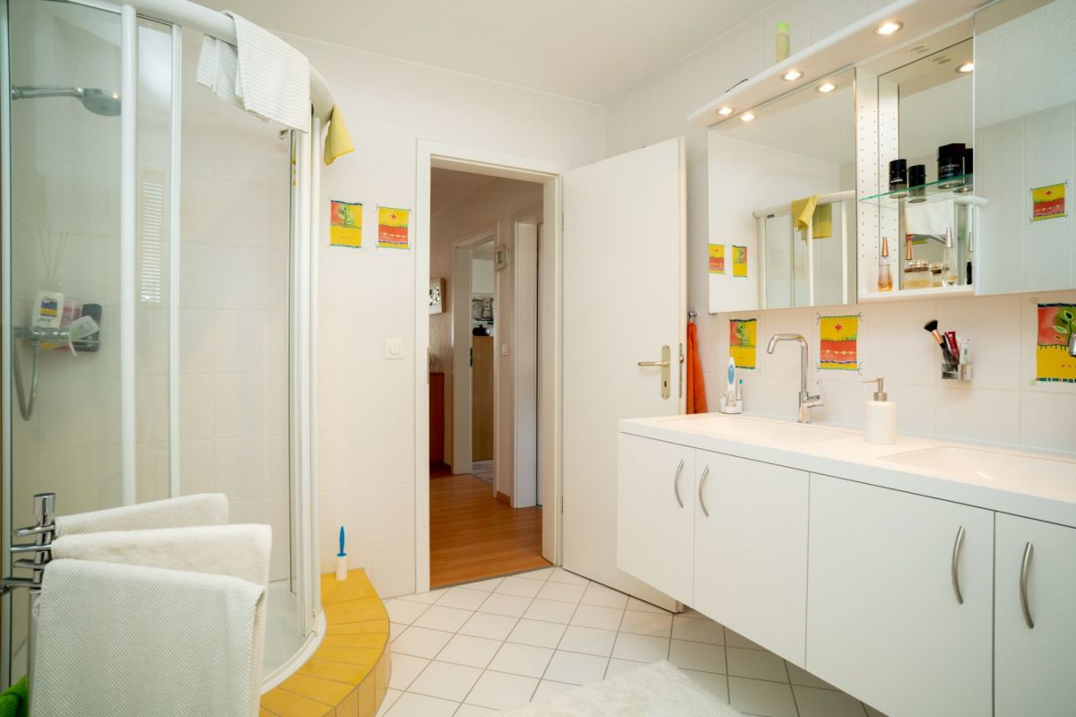 Helles Badezimmer mit Dusche und Doppelwaschtisch