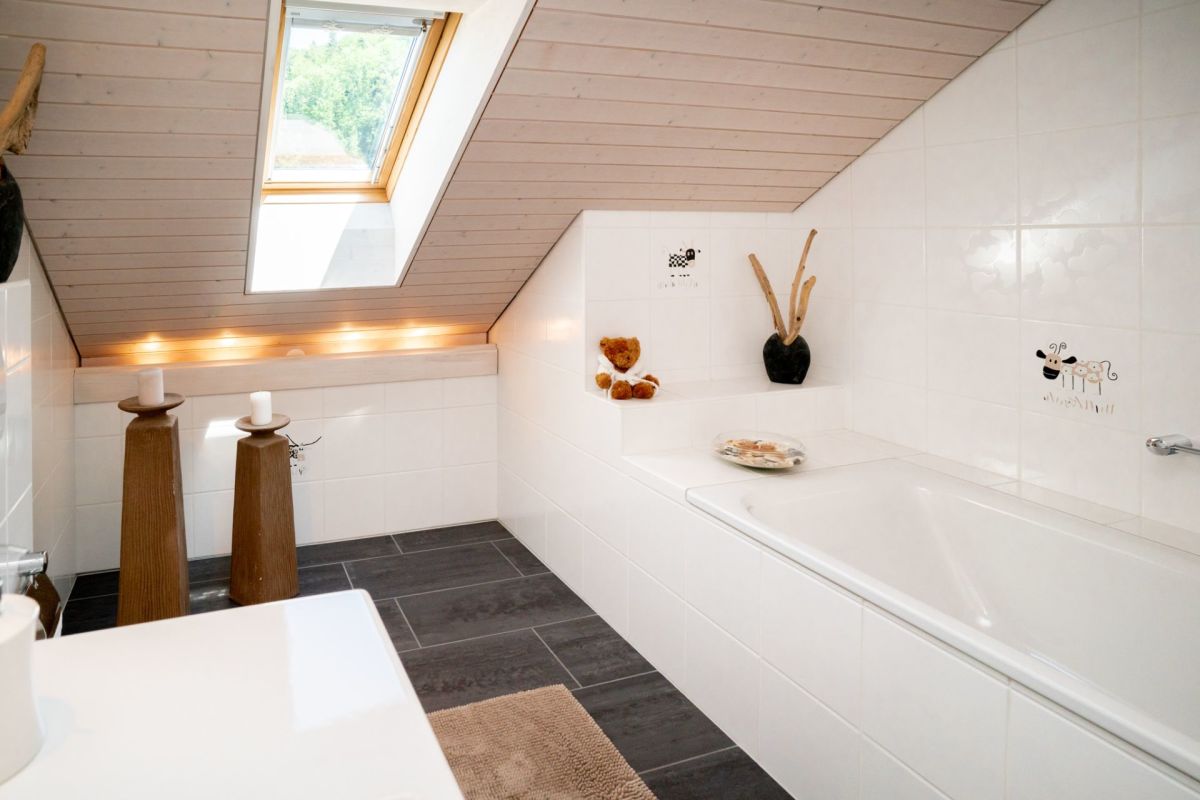 Helles Badezimmer unter einer Dachschräge