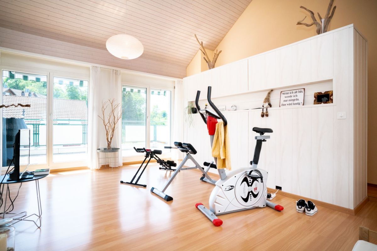 Heller Fitnessraum mit Balkonblick