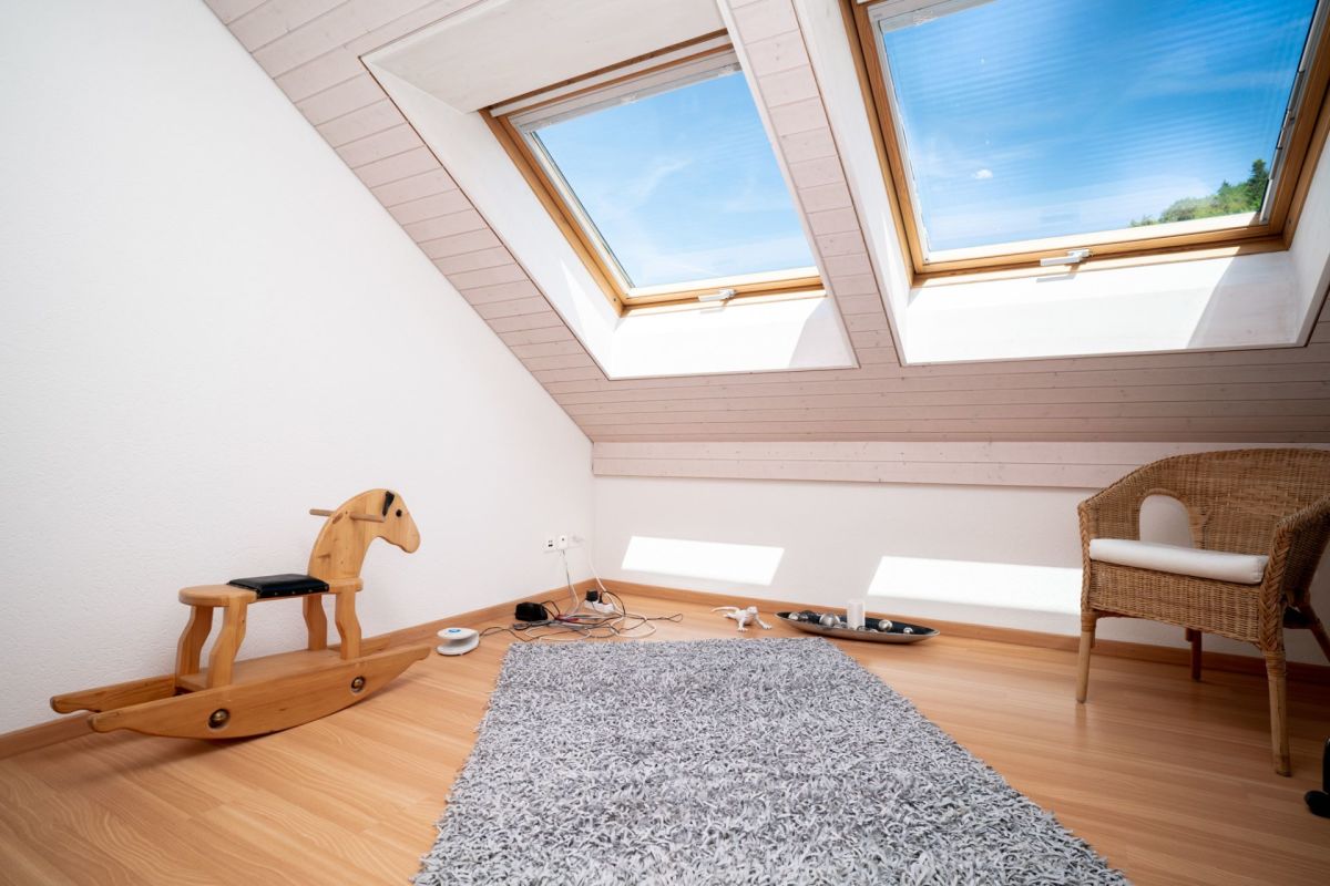 Dachgeschossraum mit Dachfenstern