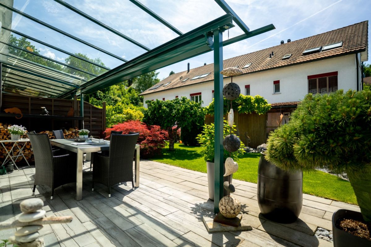 Überdachte Terrasse mit Gartenblick