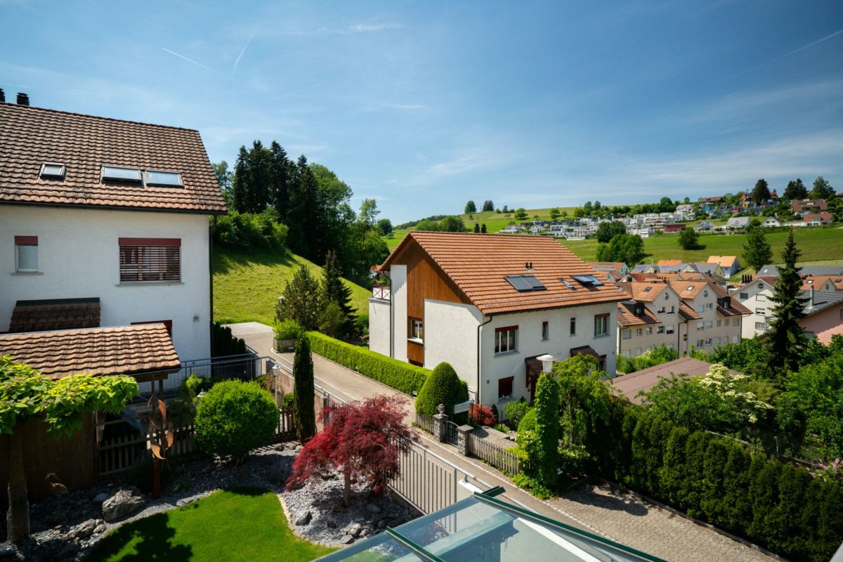 Wohnhäuser in Hanglage mit Gartenblick