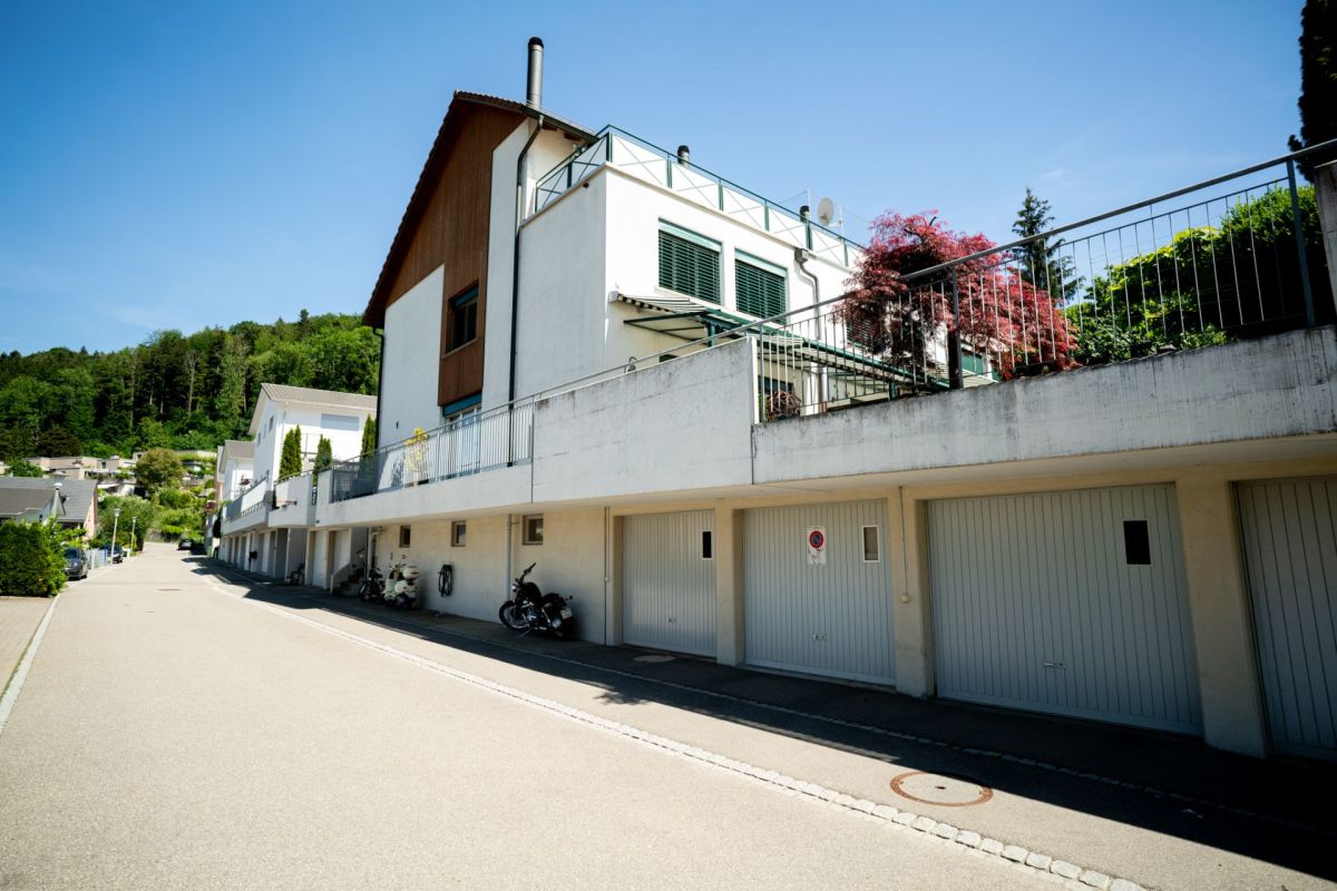 Wohnanlage mit Garagen und Terrassen