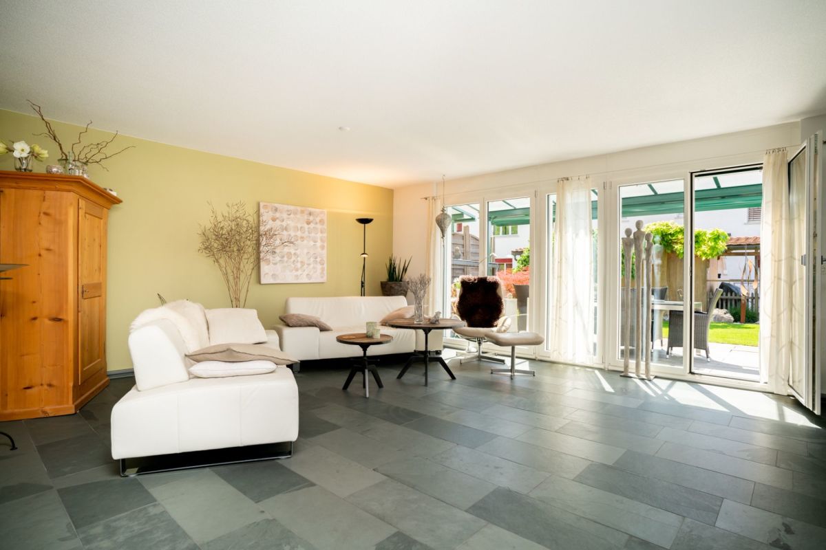 Helles Wohnzimmer mit Terrassenzugang