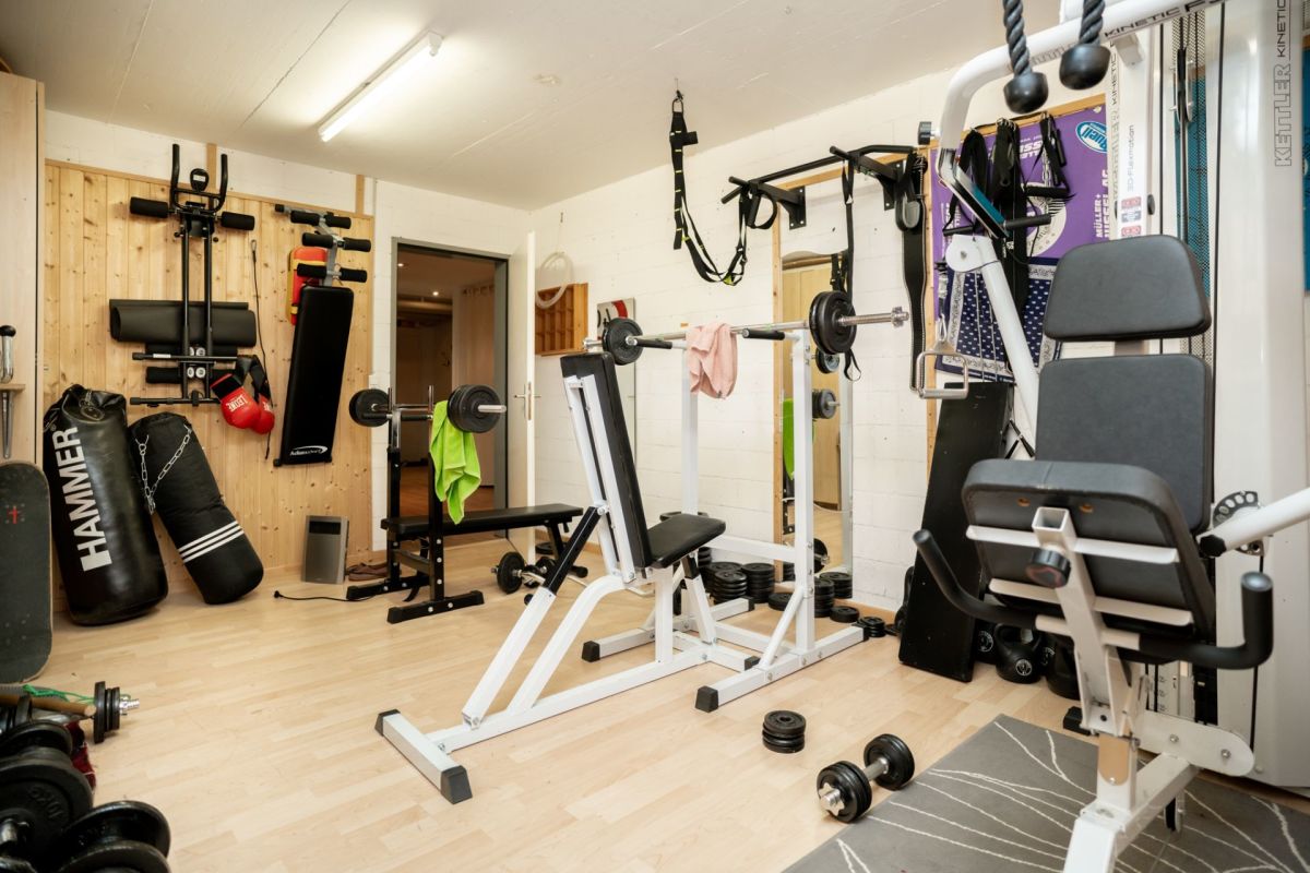 Heimisches Fitnesszimmer mit Trainingsgeräten