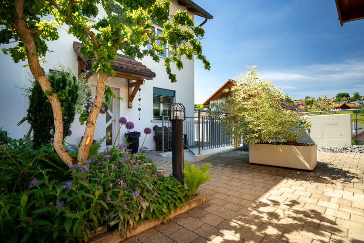 Terrasse und Hauszugang mit Garten