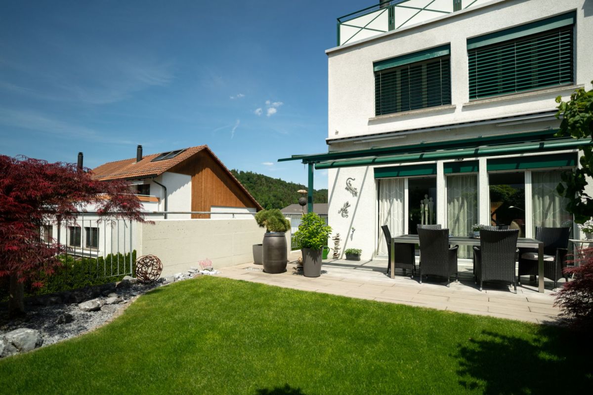 Moderne Hausansicht mit Terrasse und Garten