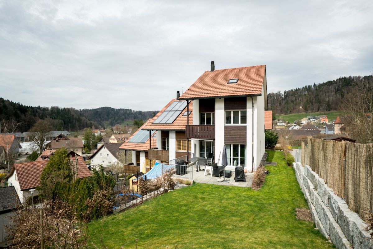 Außenansicht eines Einfamilienhauses mit Garten