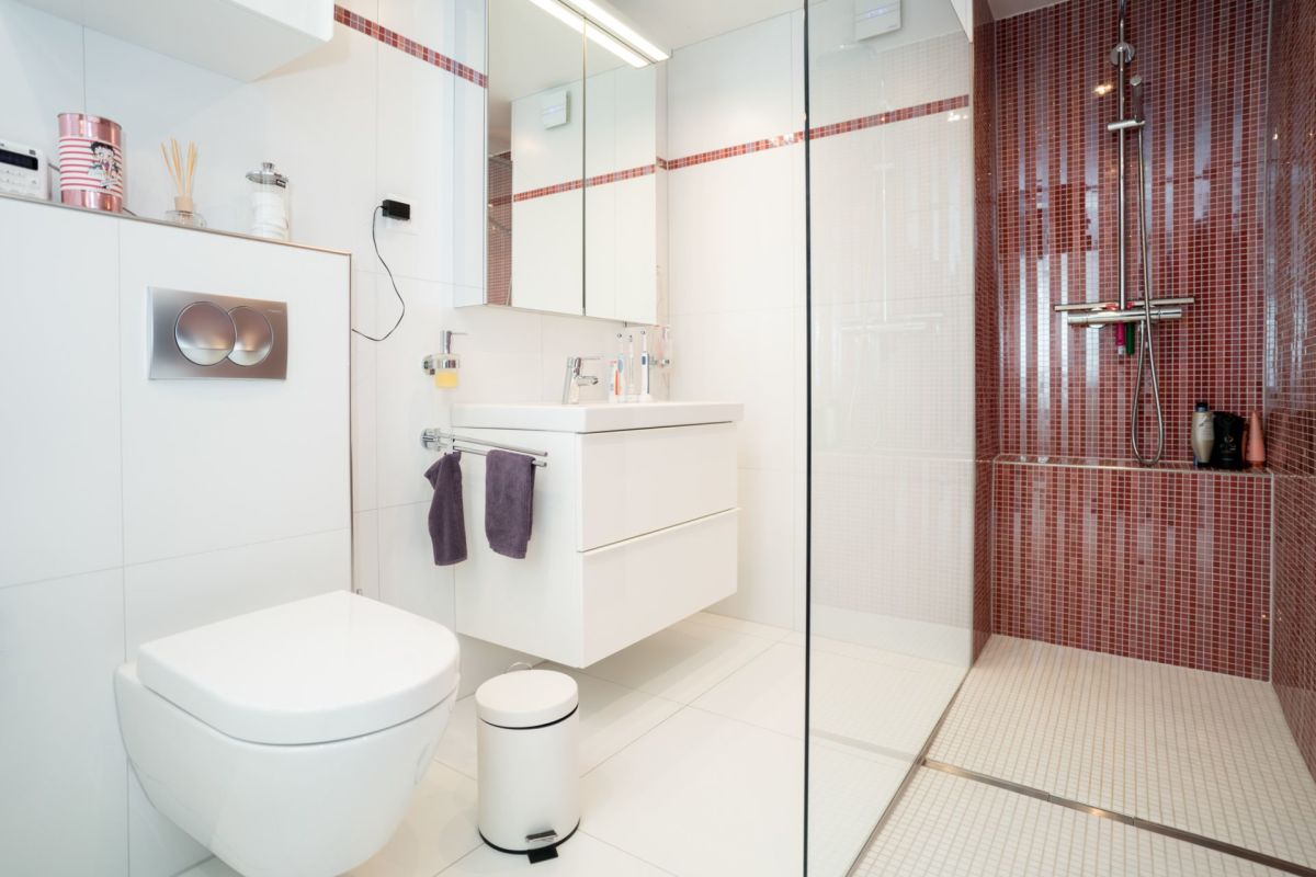 Modernes Badezimmer mit begehbarer Dusche