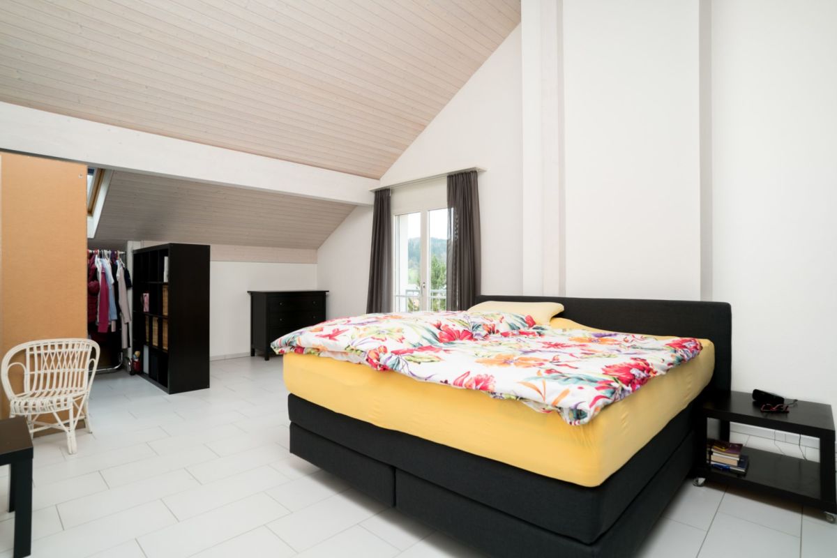 Helles Schlafzimmer mit Galerie und Dachschräge