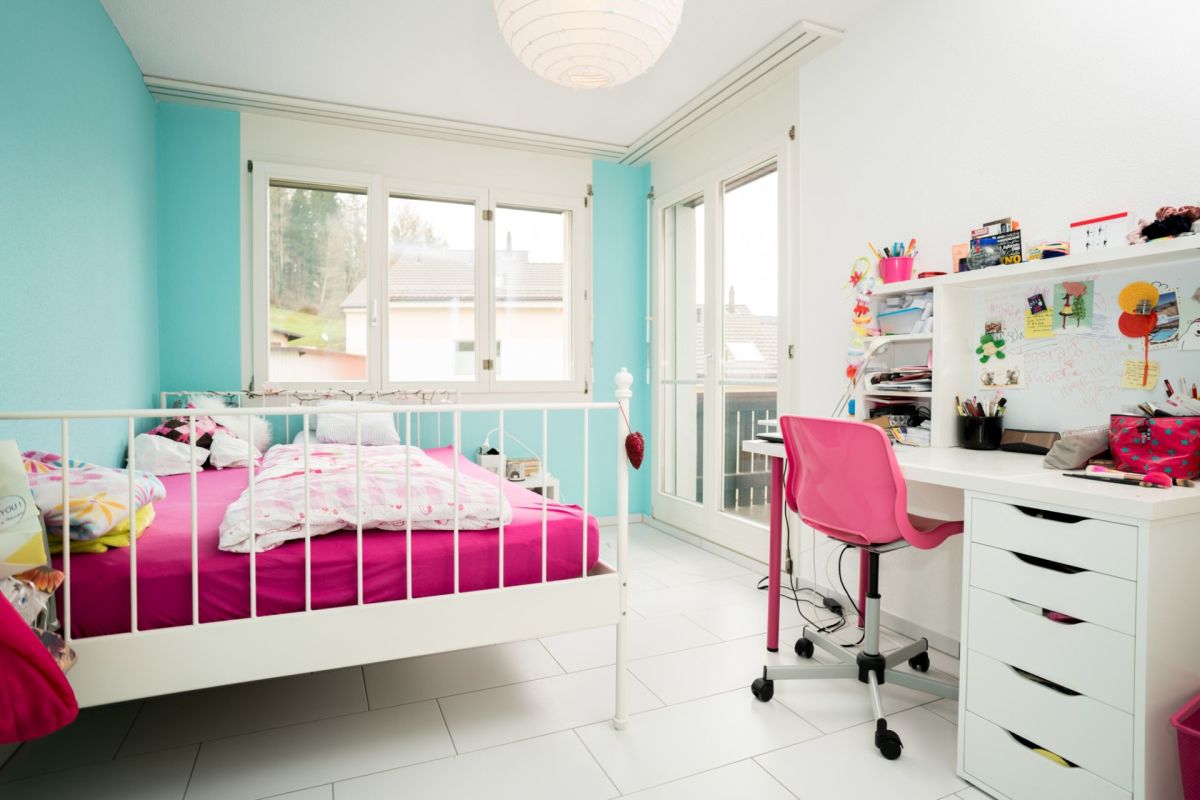 Mädchenzimmer mit Bett und Schreibtisch