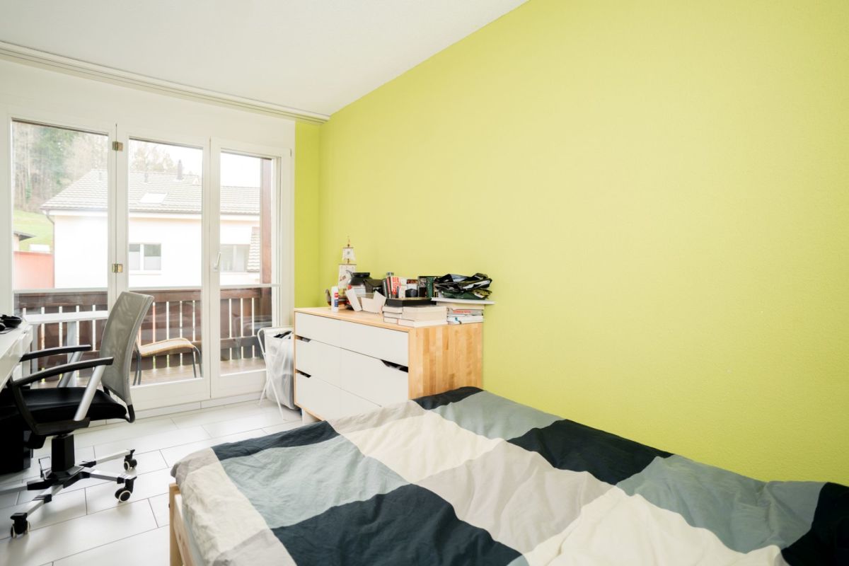 Helles Schlafzimmer mit Balkonzugang