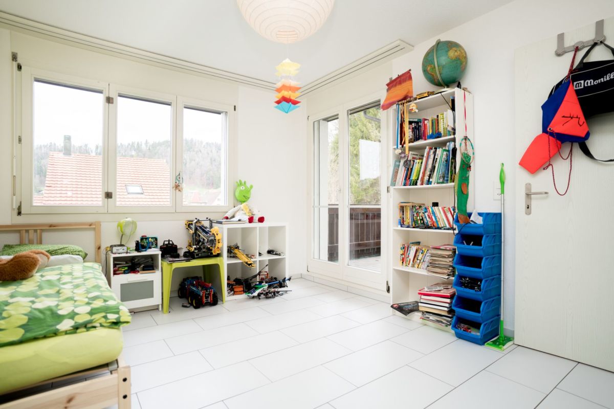 Helles Kinderzimmer mit Balkonzugang