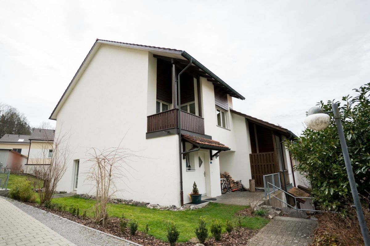 Außenansicht eines Einfamilienhauses mit Balkon