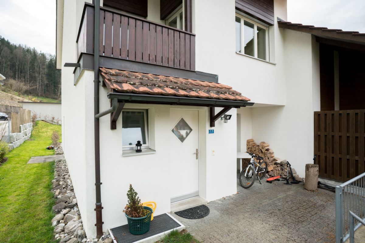 Außenansicht eines Wohnhauses mit Eingangsbereich und Balkon