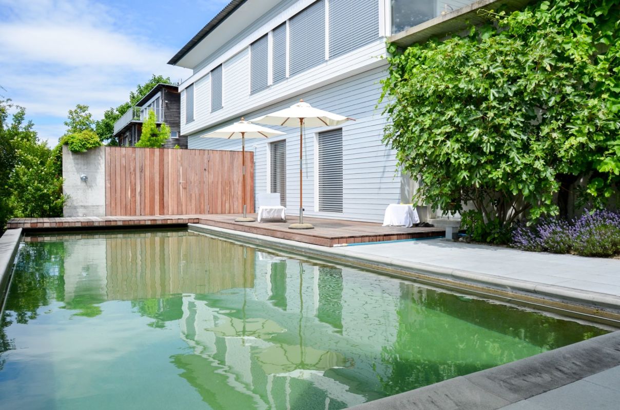 Moderner Außenbereich mit Pool und Terrasse
