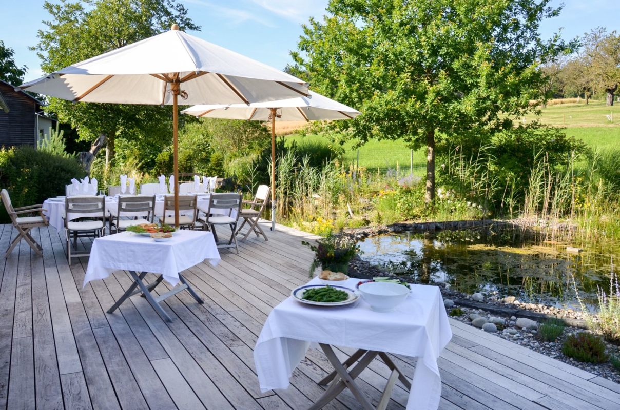 Gedeckte Terrasse mit Teichblick