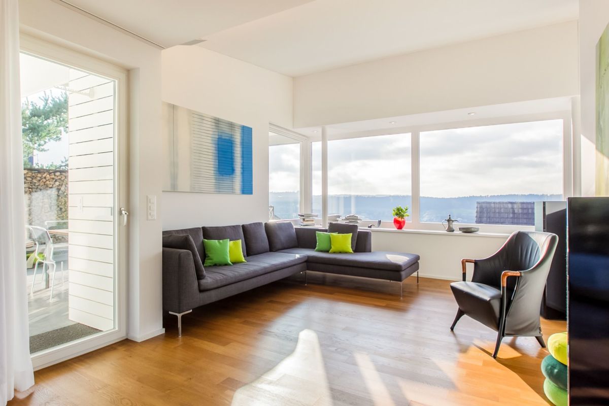 Heller Wohnraum mit Panoramafenster