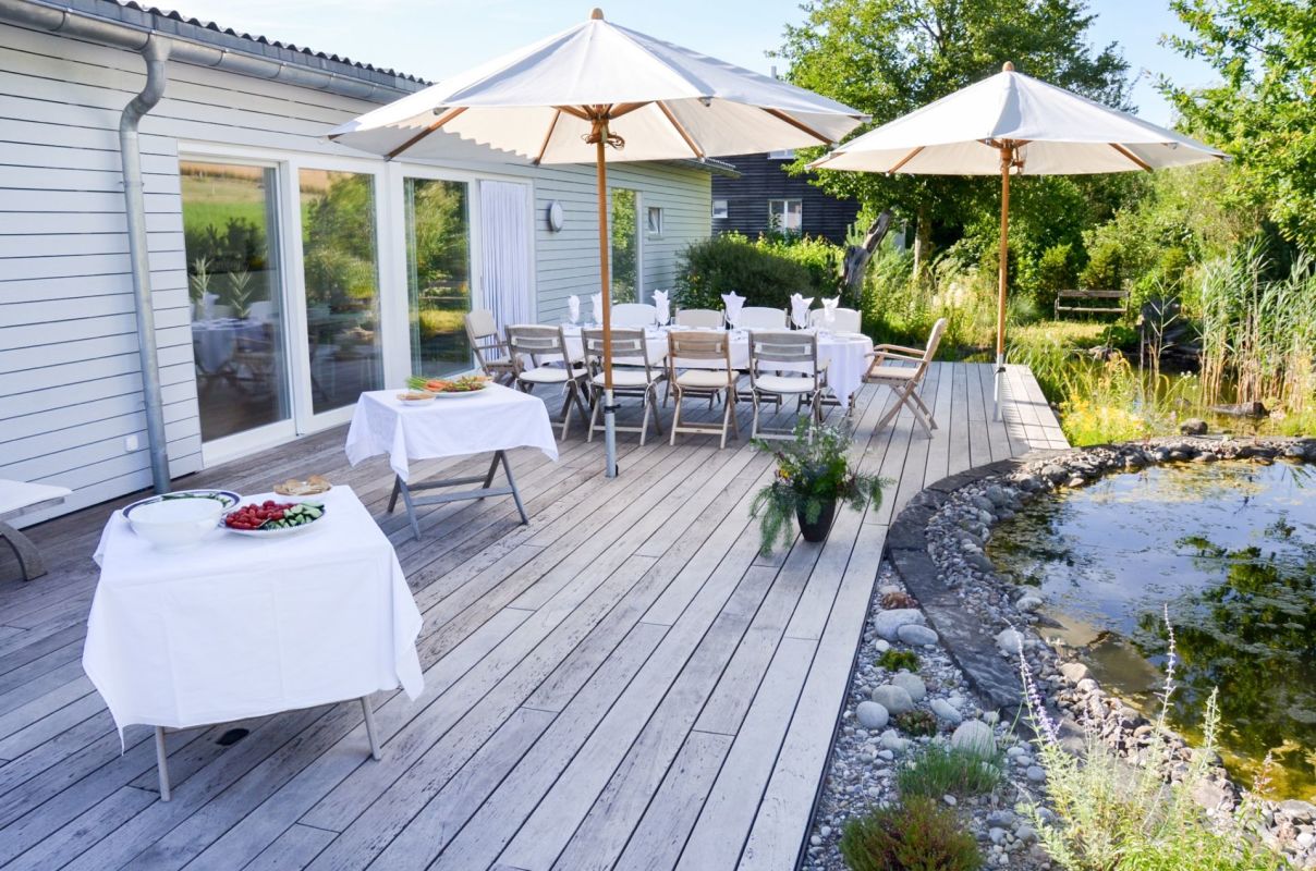 Terrasse am Wasser mit gedeckter Tafel