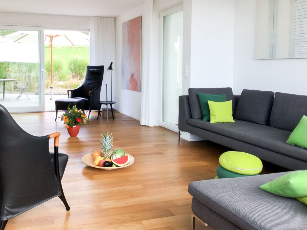 Helles Wohnzimmer mit Gartenzugang