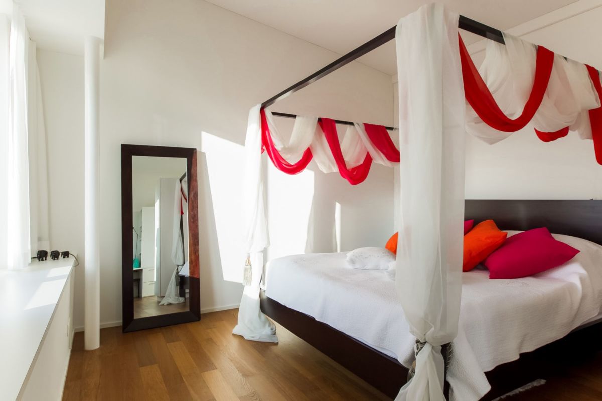 Helles Schlafzimmer mit Himmelbett