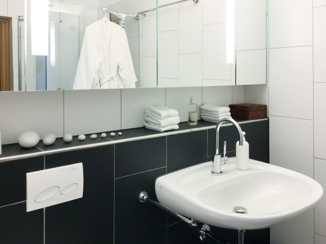 Modernes Gäste-WC mit Waschtisch