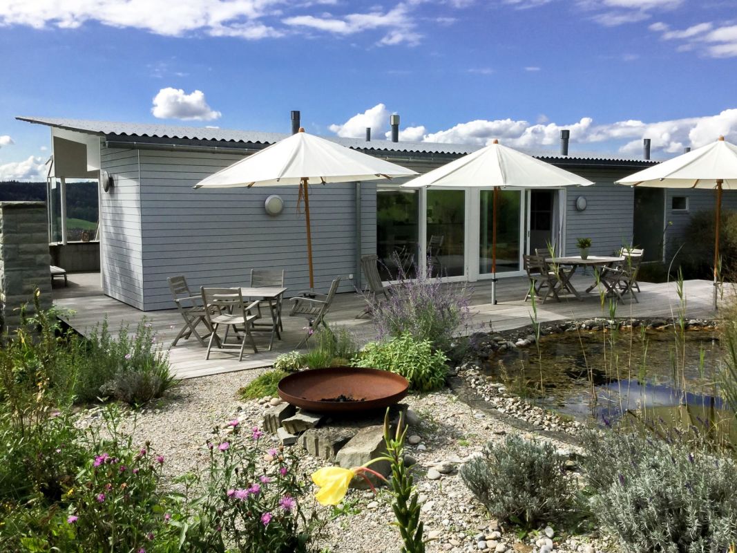 Modernes Haus mit Gartenterrasse und Teich