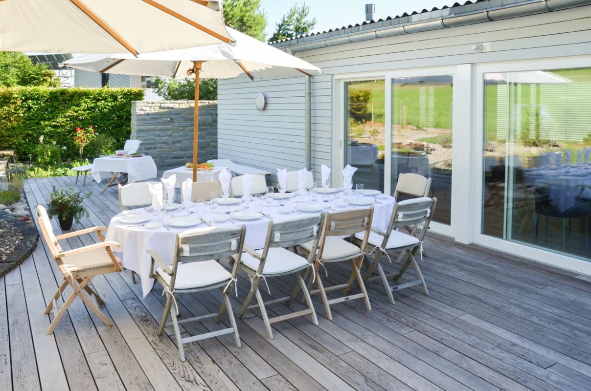 Terrasse mit gedecktem Esstisch