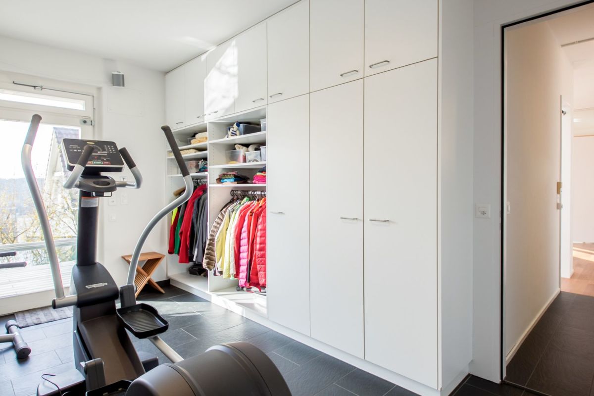 Ankleidezimmer mit Fitnessgerät