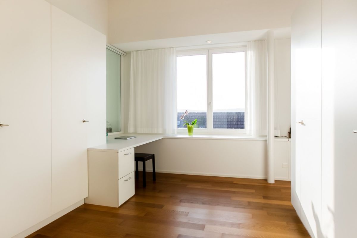 Helles Arbeitszimmer mit Einbauschränken