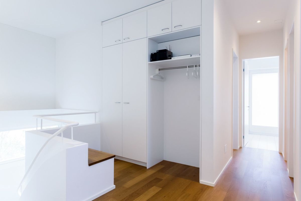 Heller Flur mit Einbauschrank und Treppe