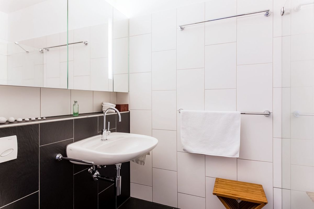 Modernes Gäste-WC mit Waschtisch