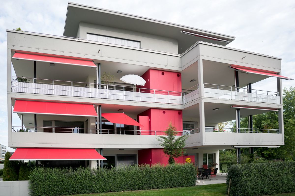 Moderne Wohnanlage mit großzügigen Balkonen