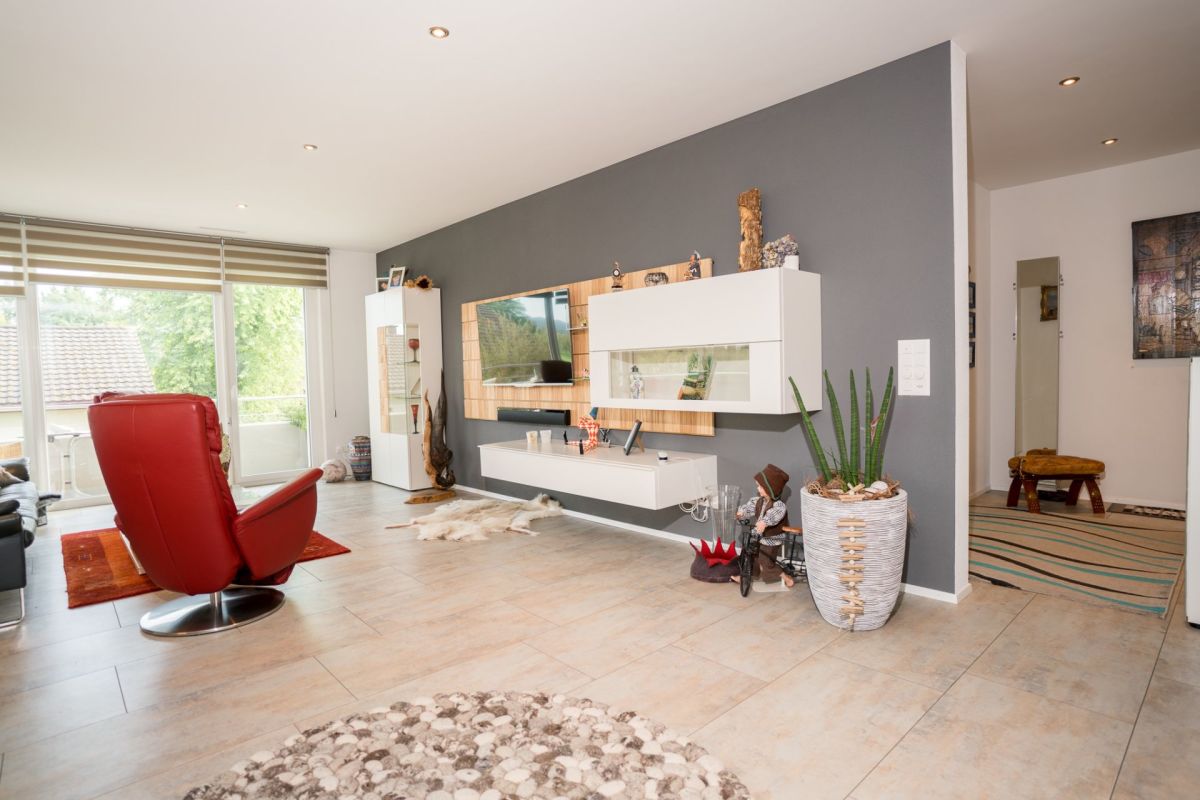 Heller Wohnraum mit Designmöbeln und Balkonblick