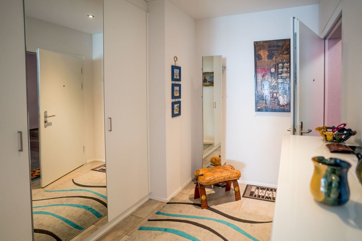 Moderner Eingangsbereich mit Einbauschrank und Spiegel